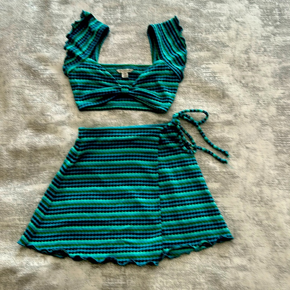 American Eagle 2 pcs xxs wrap skirt cropped top knit non wrinkle material